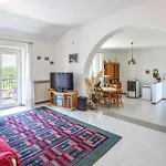 2 Bedroom Cozy In Appartement